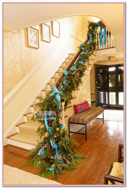 christmas wreath for stairs